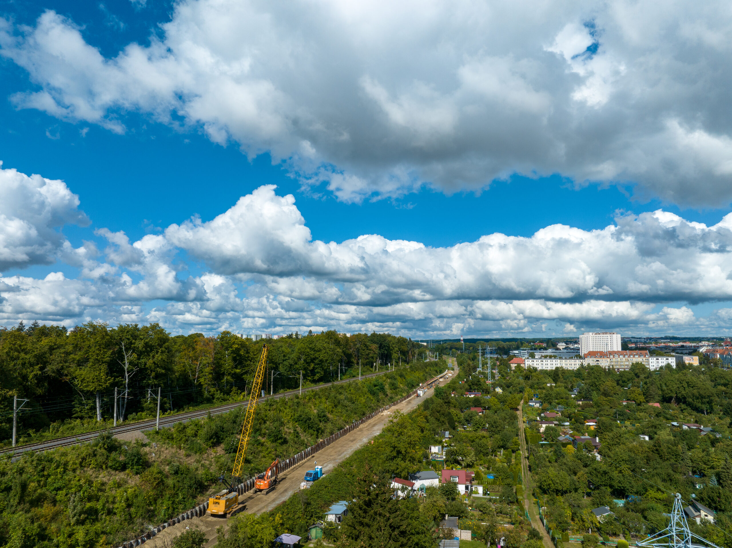 DJI_0753 Sciana_oporowa_przy_Pomorzanach_i_miedzy_Mieszka_I_i_przystankiem_Cmentarz_Centralny (Pen 6)